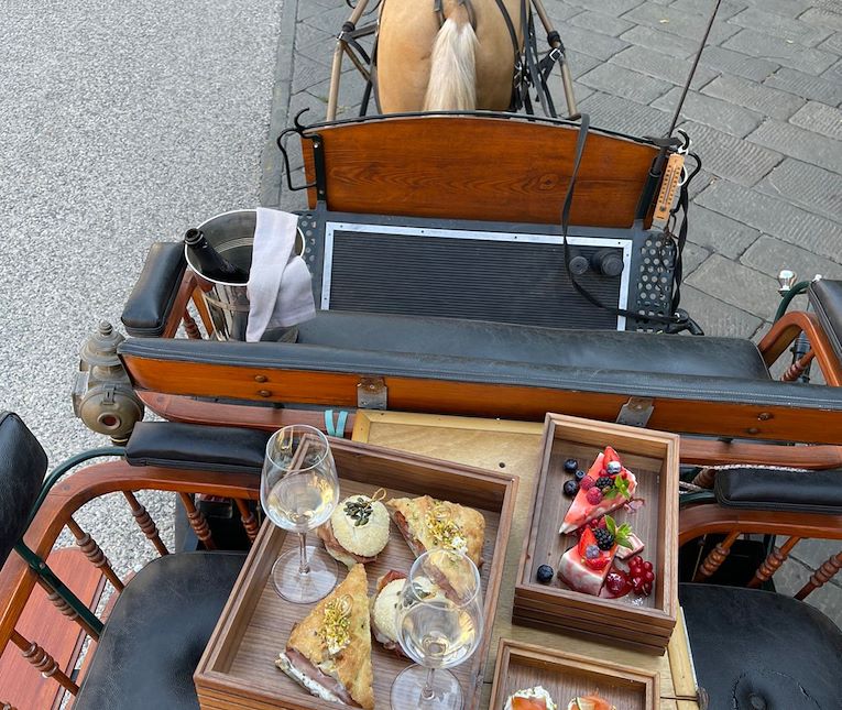 " Giro in carrozza sulle mura di Lucca con Aperitivo o Merenda" 